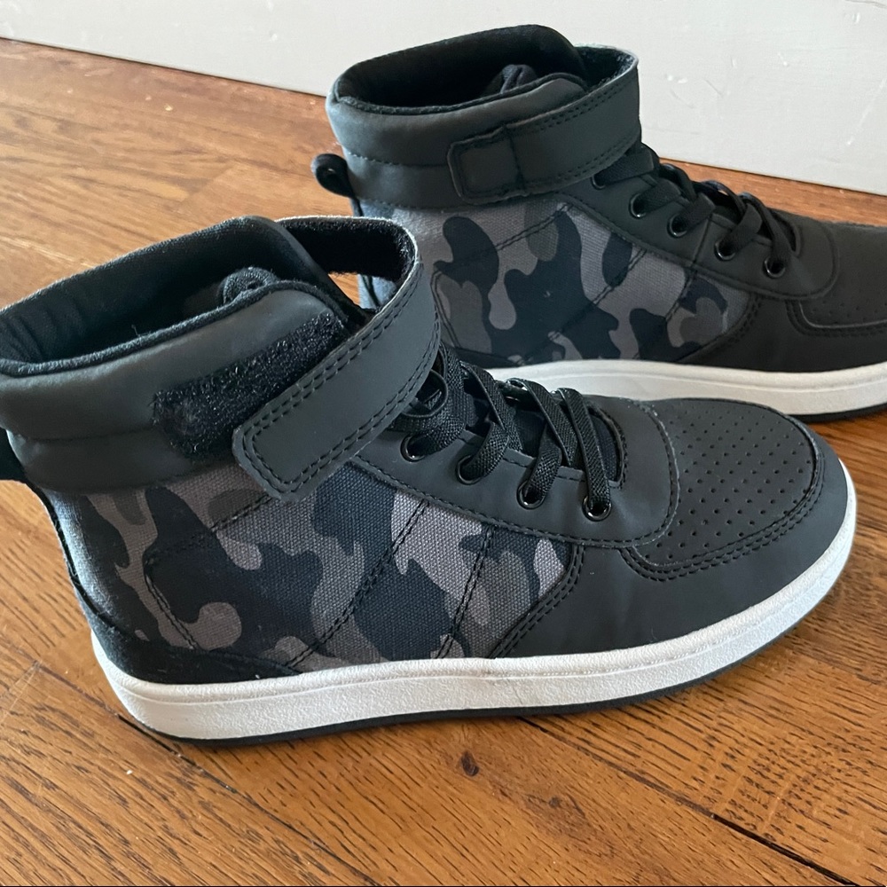 Old Navy Camo Secure Close Strap High Top Sneakers